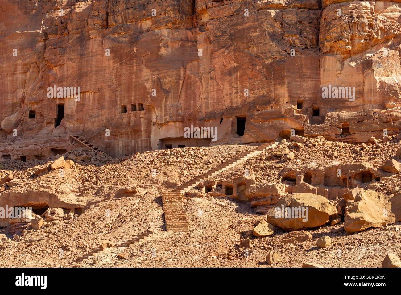 Die erstaunlichen antiken Ruinen von Gräbern, die in den Felsen gehauen wurden, in Dadan archäologische Stätte, Erbe der historischen verlorenen Zivilisation, in Alula, Saudi-Arabien Stockfoto