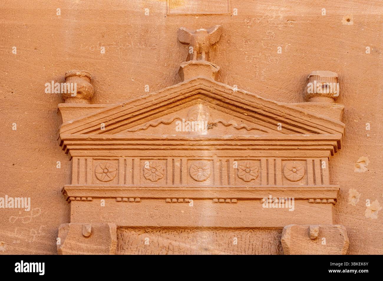 Jabal AlBanat, ein Sandsteinberg mit den antiken Ruinen der Gräber von Qasr Al-Bint in Hegra, Alula, archäologische Wunder in Saudi-Arabien Stockfoto