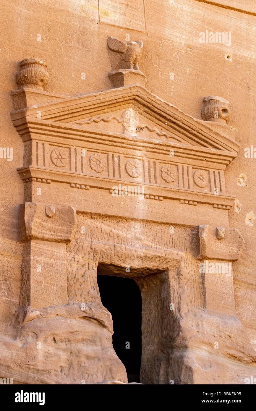 Jabal AlBanat, ein Sandsteinberg mit den antiken Ruinen der Gräber von Qasr Al-Bint in Hegra, Alula, archäologische Wunder in Saudi-Arabien Stockfoto