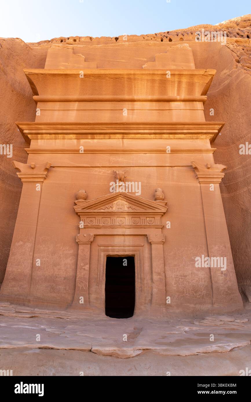 Jabal AlBanat, ein Sandsteinberg mit den antiken Ruinen der Gräber von Qasr Al-Bint in Hegra, Alula, archäologische Wunder in Saudi-Arabien Stockfoto