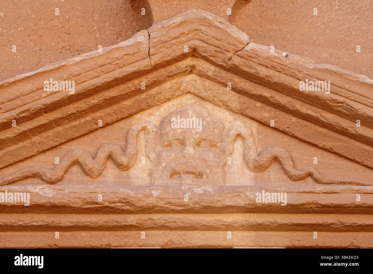 Jabal AlBanat, ein Sandsteinberg mit den antiken Ruinen der Gräber von Qasr Al-Bint in Hegra, Alula, archäologische Wunder in Saudi-Arabien Stockfoto