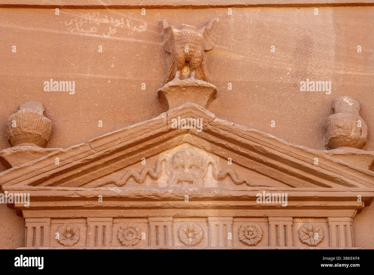 Jabal AlBanat, ein Sandsteinberg mit den antiken Ruinen der Gräber von Qasr Al-Bint in Hegra, Alula, archäologische Wunder in Saudi-Arabien Stockfoto