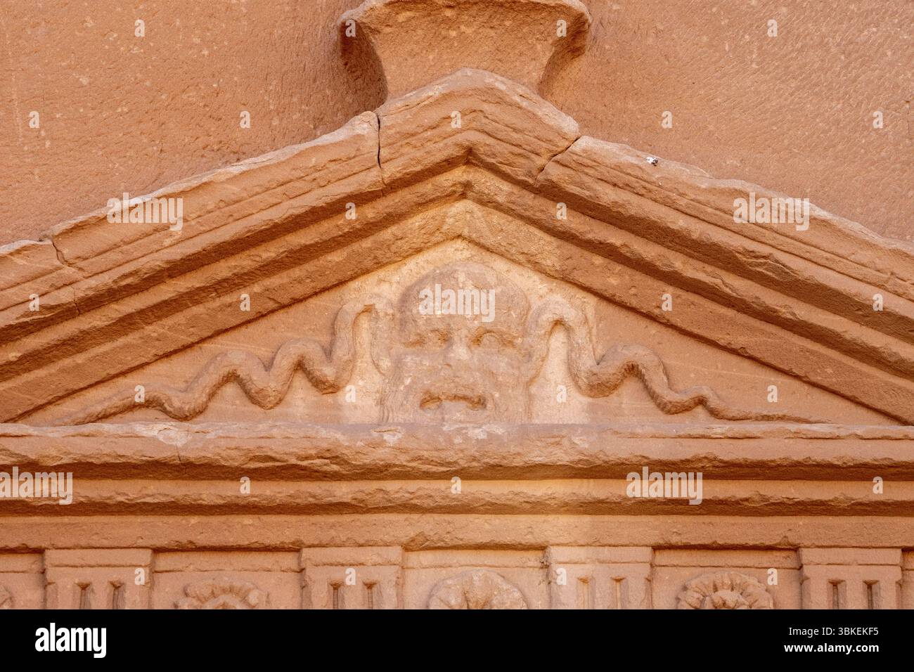 Jabal AlBanat, ein Sandsteinberg mit den antiken Ruinen der Gräber von Qasr Al-Bint in Hegra, Alula, archäologische Wunder in Saudi-Arabien Stockfoto