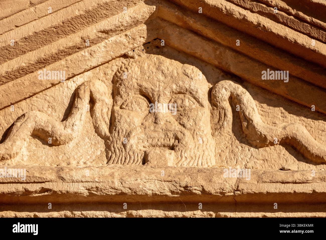 Jabal AlBanat, ein Sandsteinberg mit den antiken Ruinen der Gräber von Qasr Al-Bint in Hegra, Alula, archäologische Wunder in Saudi-Arabien Stockfoto