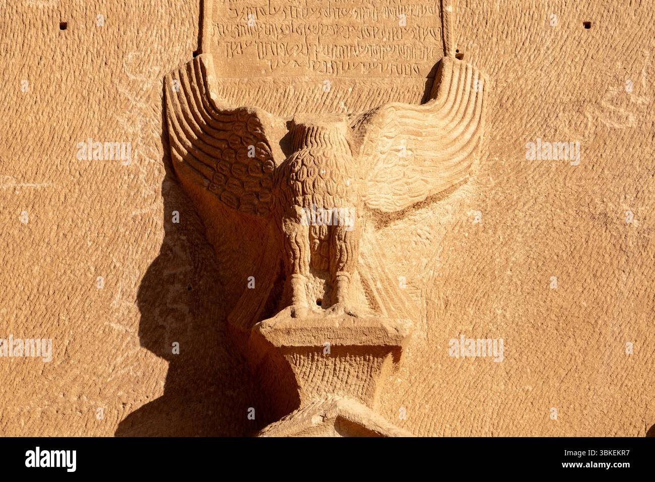 Jabal AlBanat, ein Sandsteinberg mit den antiken Ruinen der Gräber von Qasr Al-Bint in Hegra, Alula, archäologische Wunder in Saudi-Arabien Stockfoto