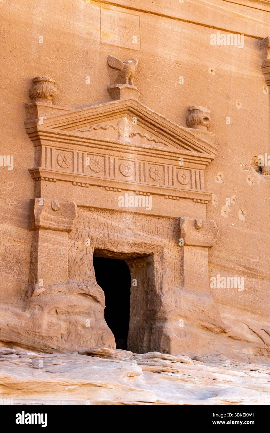 Jabal AlBanat, ein Sandsteinberg mit den antiken Ruinen der Gräber von Qasr Al-Bint in Hegra, Alula, archäologische Wunder in Saudi-Arabien Stockfoto
