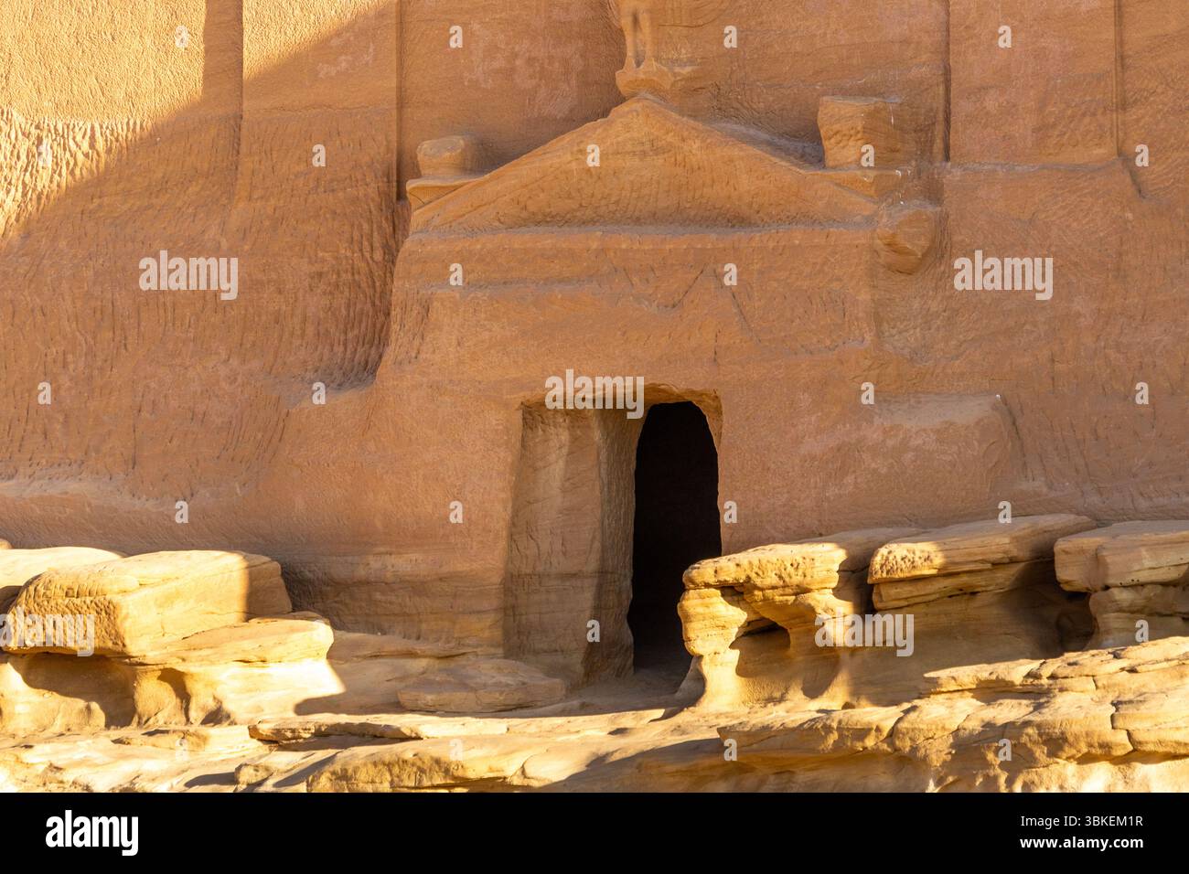 Jabal AlBanat, ein Sandsteinberg mit den antiken Ruinen der Gräber von Qasr Al-Bint in Hegra, Alula, archäologische Wunder in Saudi-Arabien Stockfoto