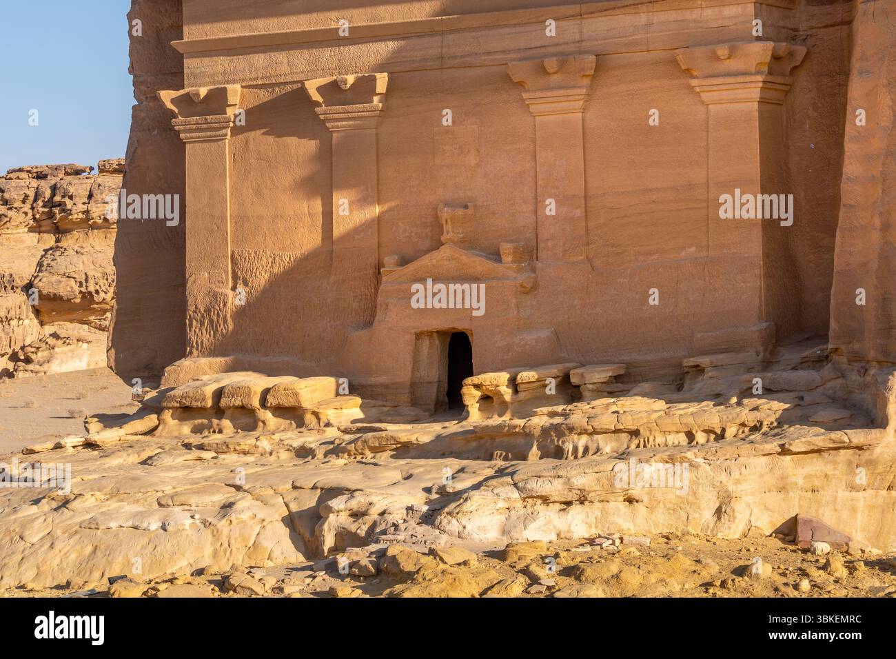 Jabal AlBanat, ein Sandsteinberg mit den antiken Ruinen der Gräber von Qasr Al-Bint in Hegra, Alula, archäologische Wunder in Saudi-Arabien Stockfoto