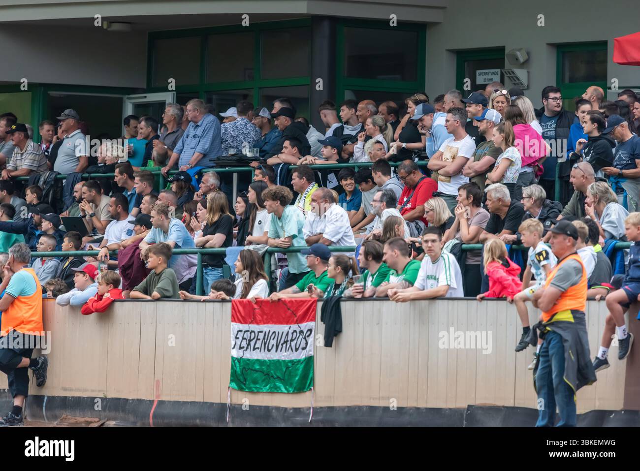 St. Johann im Pongau, Österreich – 30. Juni 2023. Steht mit ungarischen Fans in der Alpenarena in Sankt Johann im Pongau, Österreich während der internationalen Freundschaft Stockfoto