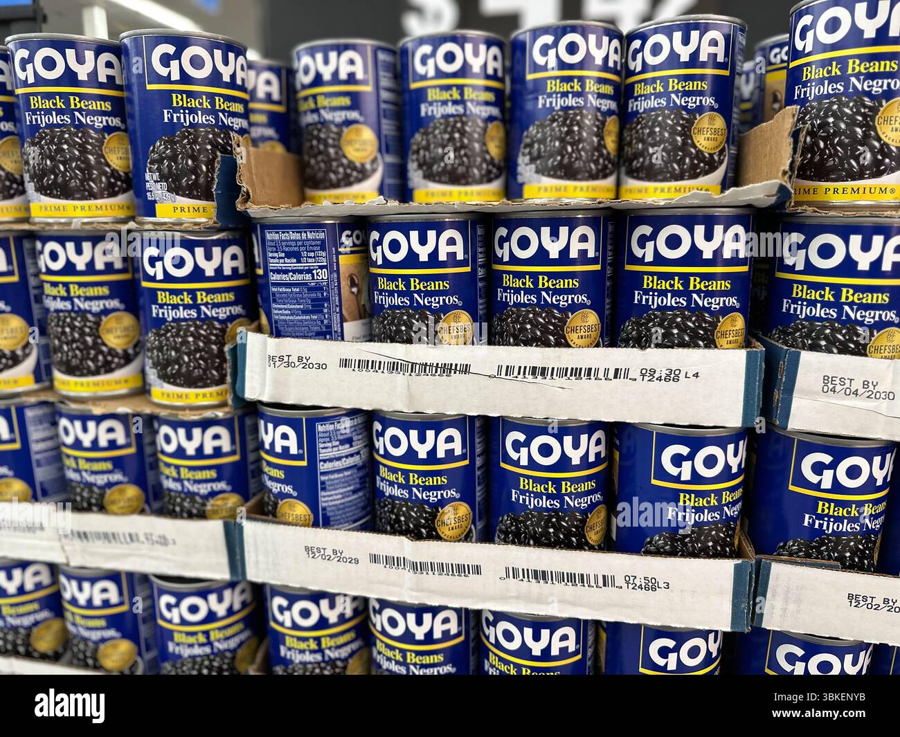 Trump enthüllte Pläne, die Zölle auf Stahl- und Aluminiumimporte auf 50 % zu erhöhen, gegenüber den 25 %, die im März in Kraft traten. Die Erhöhung erhöht die Kosten der Produzenten. Diese höheren Kosten werden letztlich an die Verbraucher weitergegeben. Der Stahl, der in Dosen verwendet wird, wird hauptsächlich importiert und unterliegt dem neuen Zoll der Trump-Regierung von 50 %. Für Lebensmittel verwendete Dosen benötigen verzinntes, ultradünnes Stahlblech aus geschmolzenem Eisen. Branchenweit werden rund 75 % der in den USA verwendeten Zinnplatten importiert, hauptsächlich aus Europa und Kanada. (Foto: Michele Eve Sandberg/SIPA USA) Stockfoto