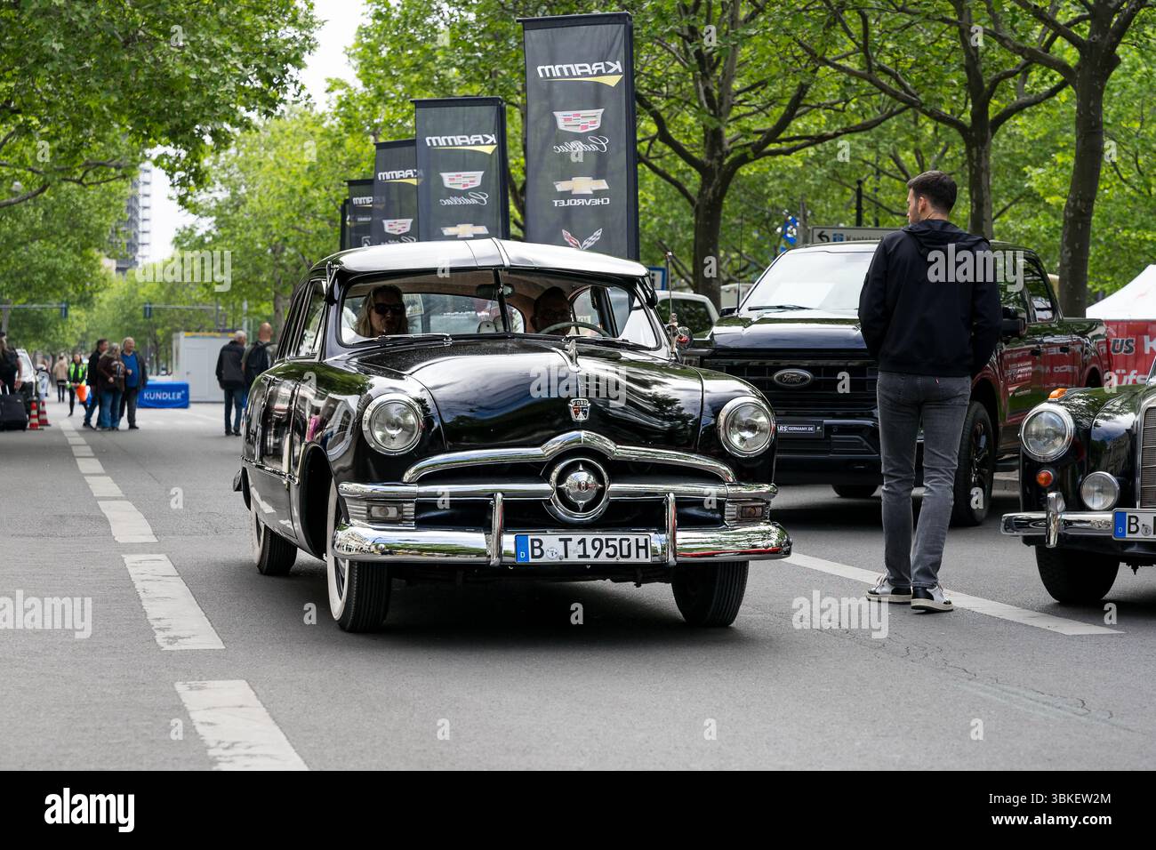 BERLIN – 10. MAI 2025: Ford Custom Deluxe, 1950 amerikanisches klassisches 2-türiges Coupé auf der Straße. Classic Days Berlin. Stockfoto