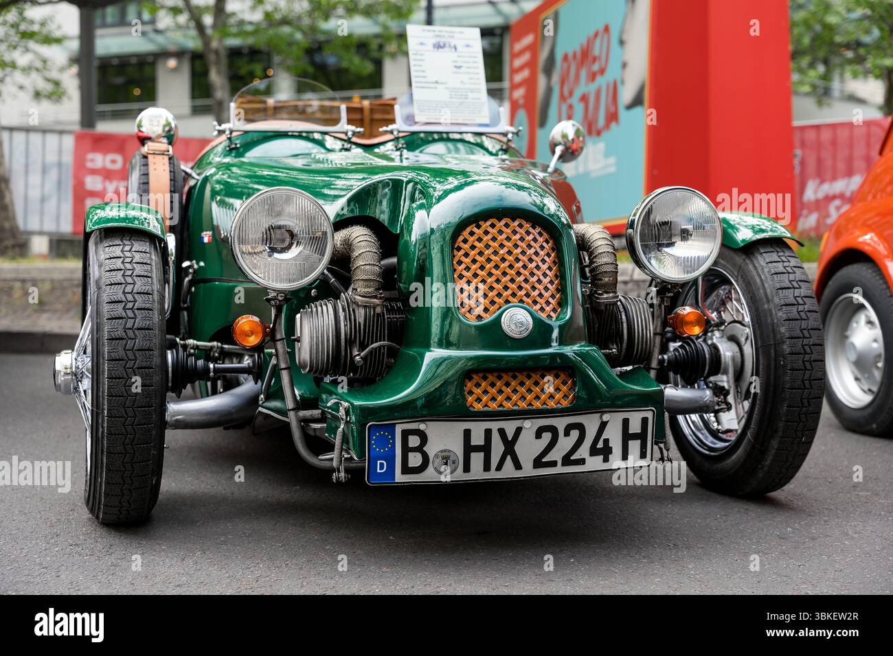 BERLIN – 10. MAI 2025: Lomax 224, britischer Trikotwagen basierend auf Citroen 2CV, bei den Classic Days Berlin. Stockfoto