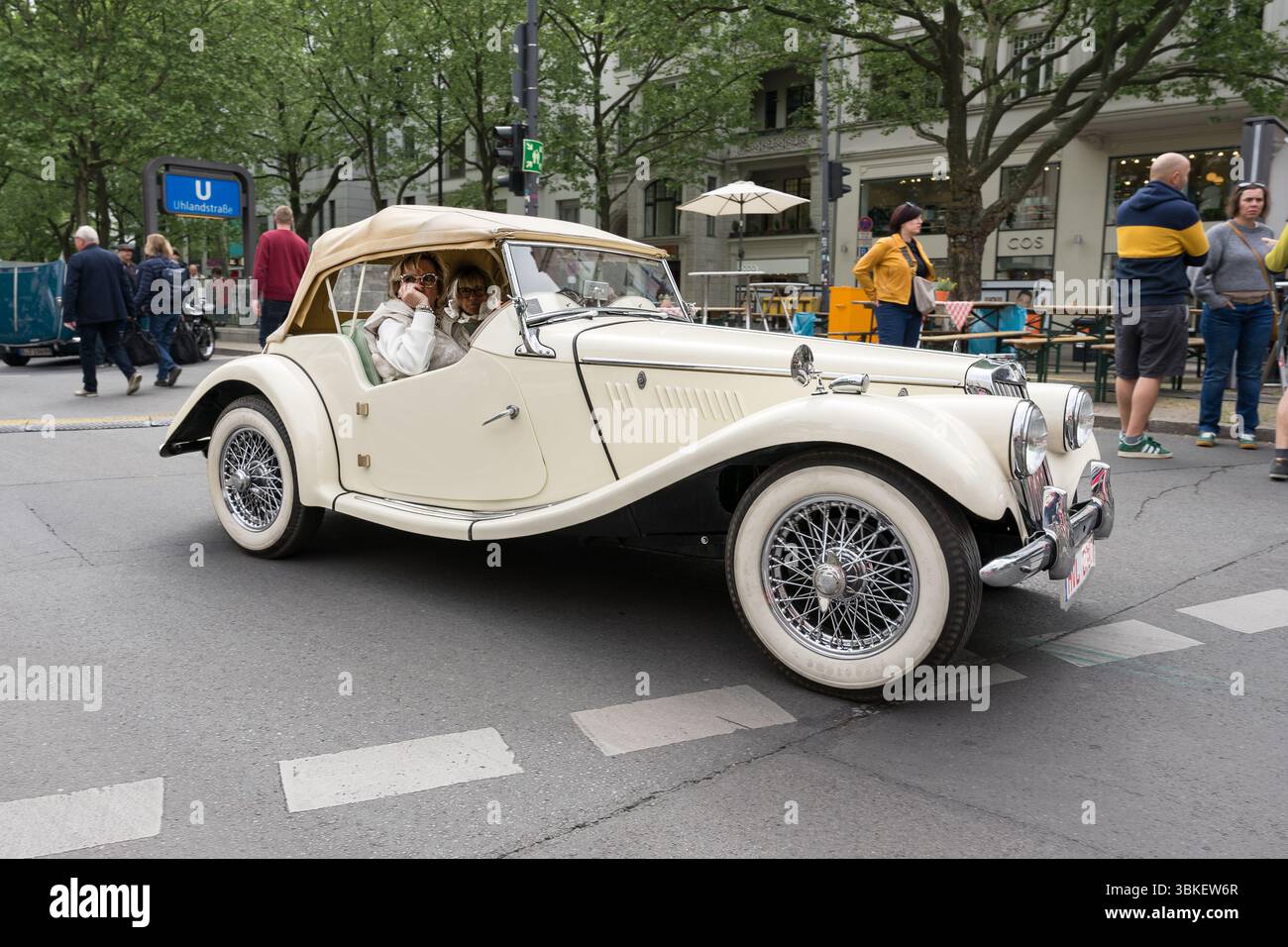 BERLIN – 10. MAI 2025: Klassischer britischer Roadster MG TF 1500 Midget, 1955, auf den Classic Days Berlin zu sehen. Stockfoto
