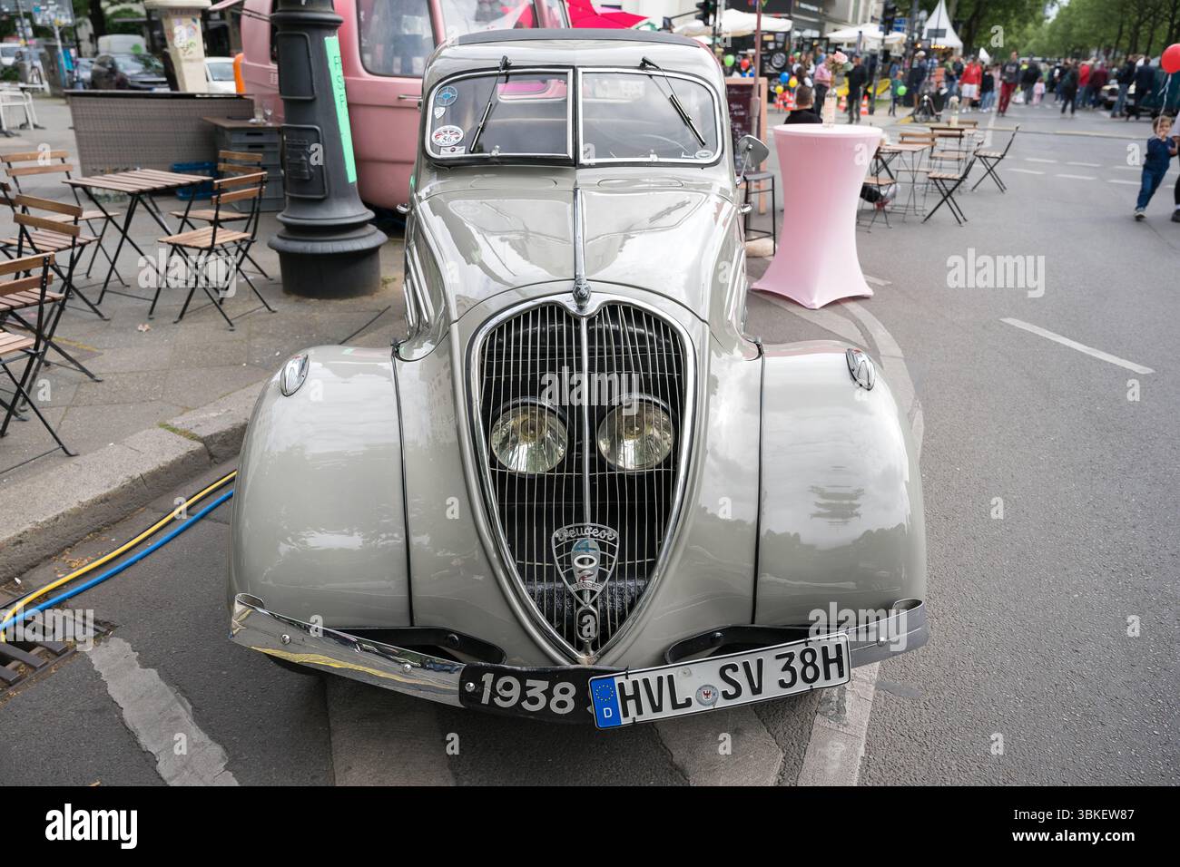 BERLIN – 10. MAI 2025: Französischer Oldtimer Peugeot 402 Legere, 1938, auf den Classic Days Berlin zu sehen. Stockfoto