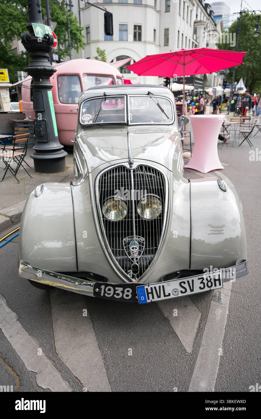 BERLIN – 10. MAI 2025: Französischer Oldtimer Peugeot 402 Legere, 1938, auf den Classic Days Berlin zu sehen. Stockfoto