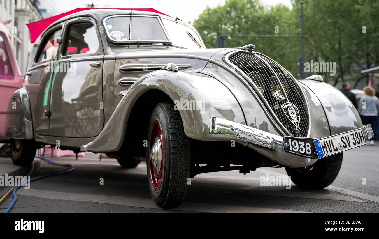 BERLIN – 10. MAI 2025: Französischer Oldtimer Peugeot 402 Legere, 1938, auf den Classic Days Berlin zu sehen. Stockfoto