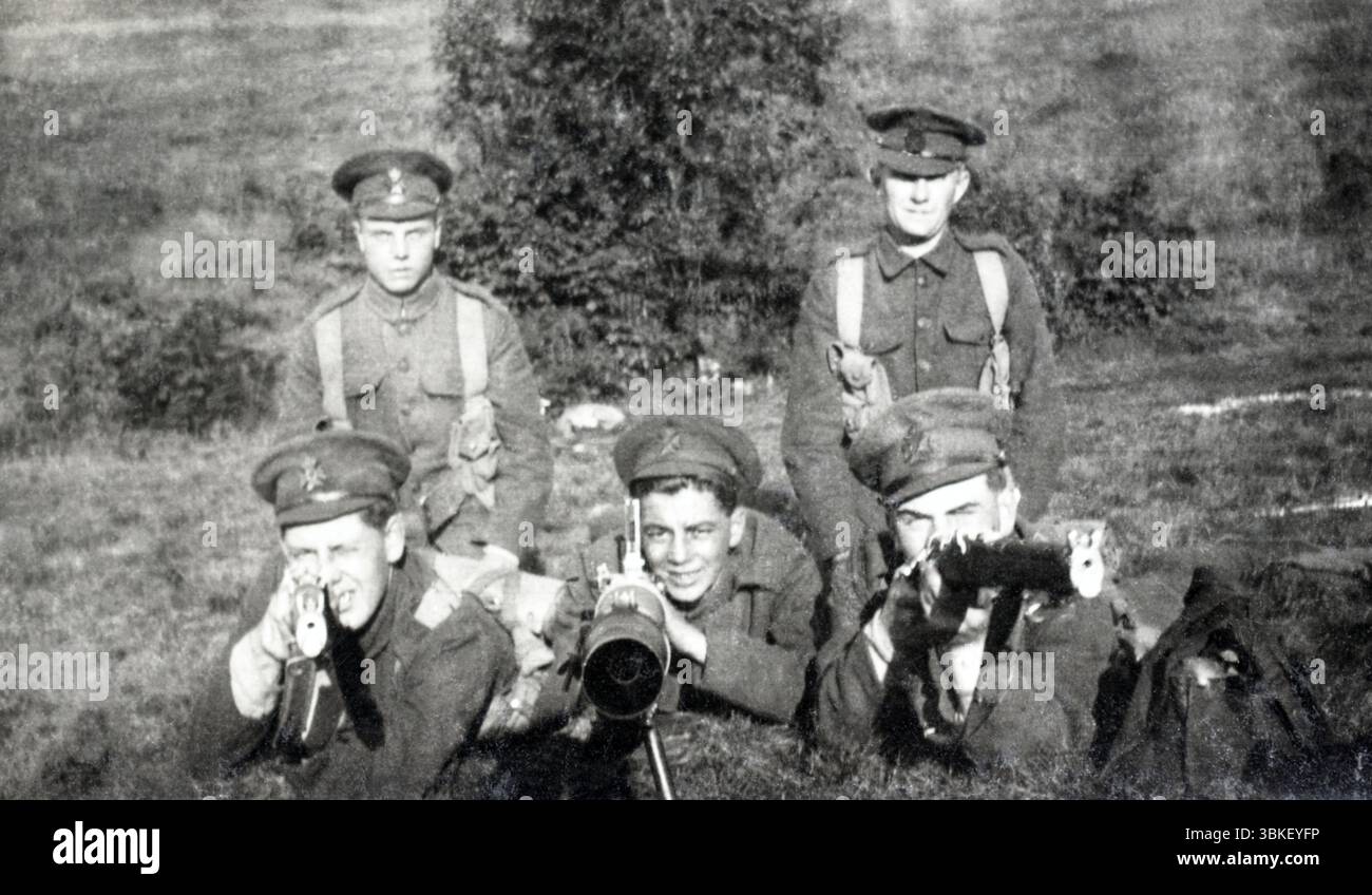 Britische Soldaten zielten während des Ersten Weltkriegs mit einem Lewis-Maschinengewehr und Lee-Enfield-Gewehren. Stockfoto