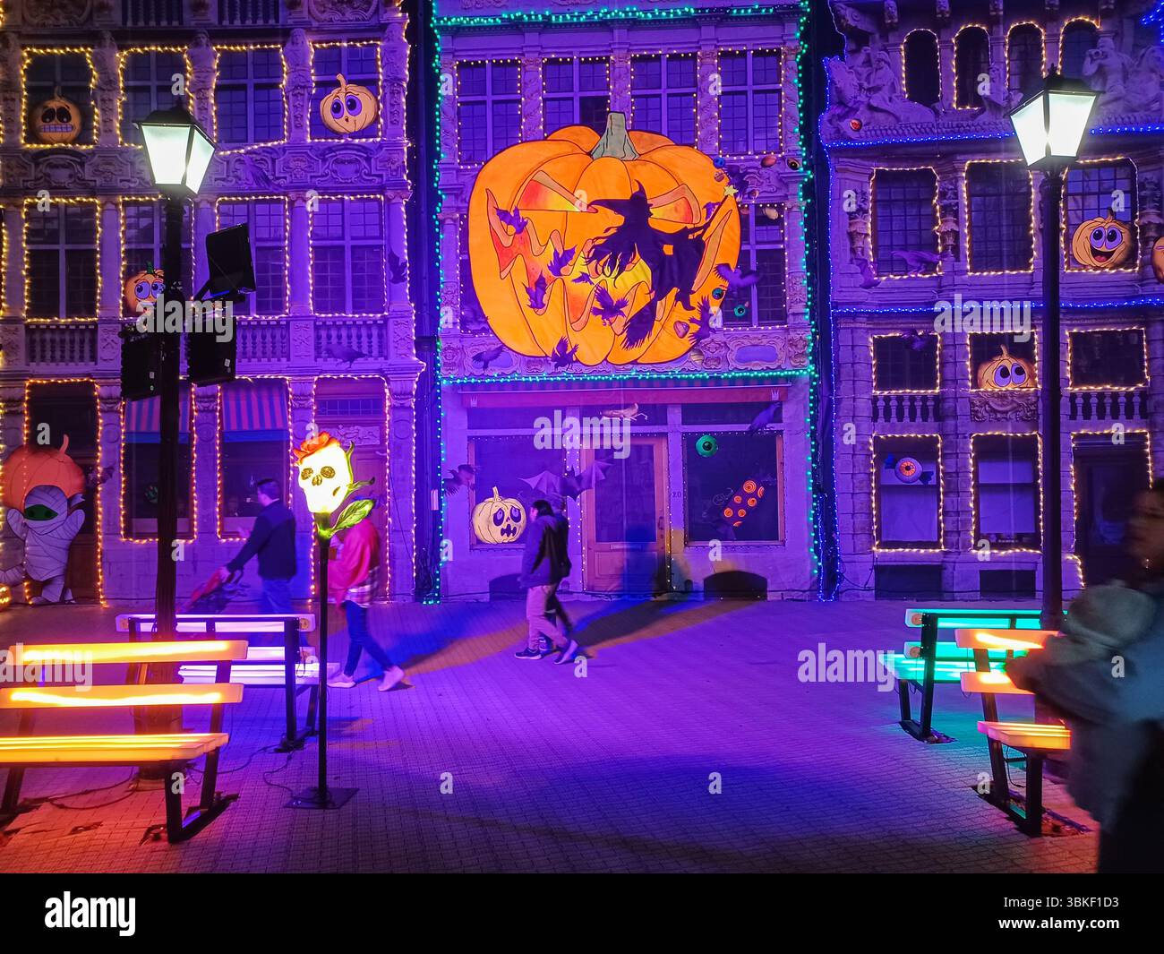 Toronto, ON, Kanada – 18. Oktober 2024: Die massiven Illumi-Lichtstatuen und -Installationen werden auf dem Lichtfestival in Toronto vorgestellt. Stockfoto Toronto, ON, Kanada – 18. Oktober 2024: Die massiven Illumi-Lichtstatuen und -Installationen werden auf dem Lichtfestival in Toronto vorgestellt. Stockfoto