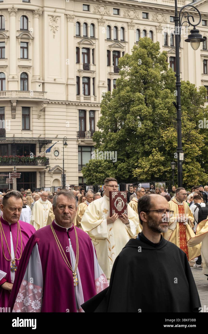WHO: Eine Gruppe katholischer Geistlicher, darunter Priester, Bischöfe und Laienanbeter, nimmt an einer öffentlichen religiösen Prozession Teil. WAS: Die Teilnehmer tragen Stockfoto