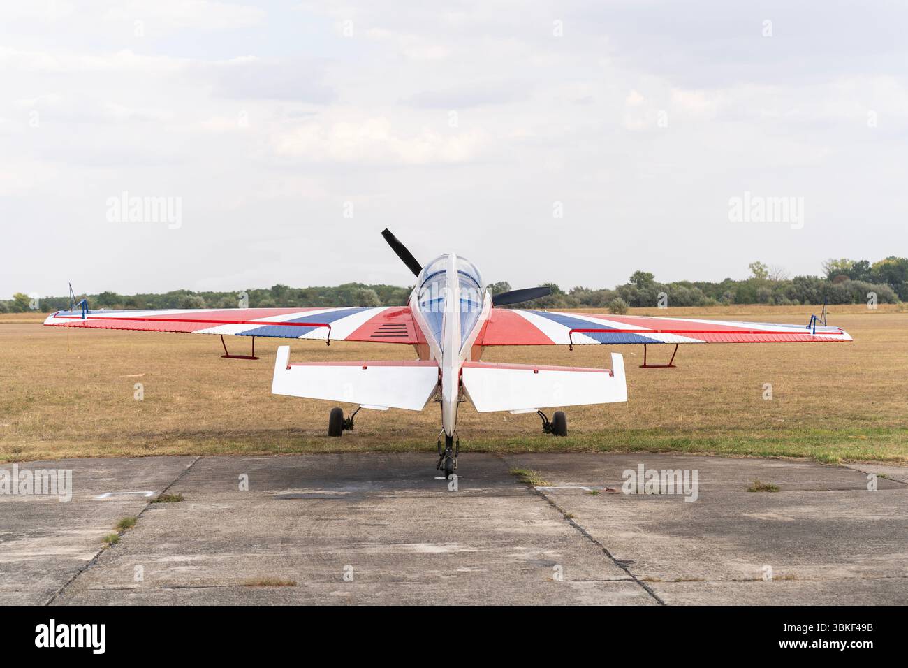 Einsitziges Kleinflugzeug mit weiß-blauer, roter Lackierung von der Rückansicht Stockfoto