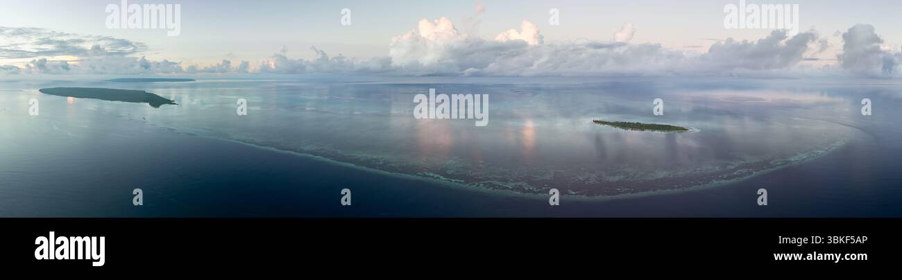 Ein ruhiger Sonnenuntergang erleuchtet eine idyllische Insel im Wakatobi-Nationalpark vor Sulawesi. Dies ist ein beliebtes Ziel für Taucher und Schnorchler. Stockfoto