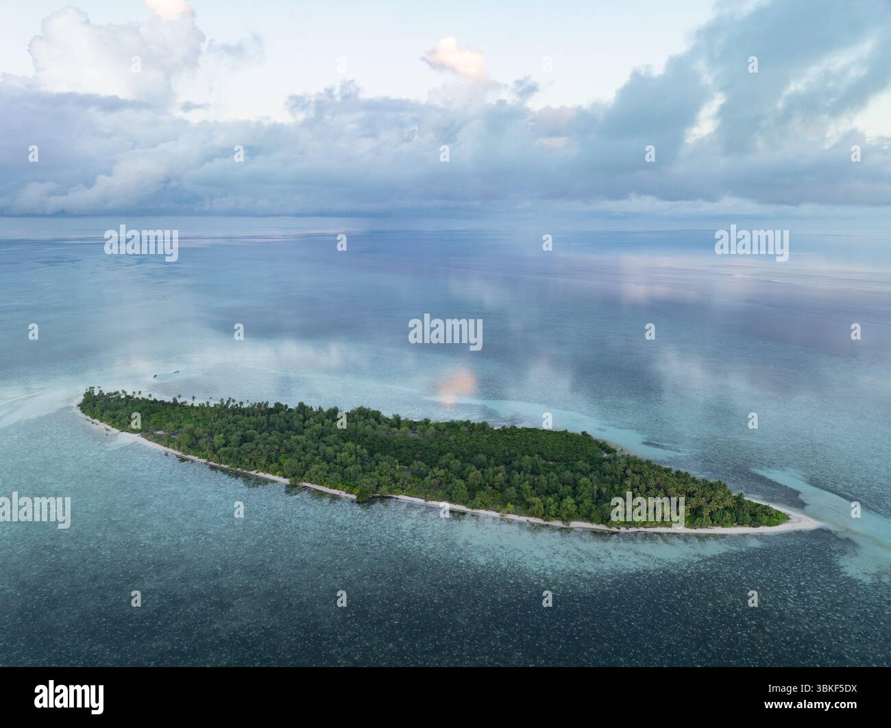 Ein ruhiger Sonnenuntergang erleuchtet eine idyllische Insel im Wakatobi-Nationalpark vor Sulawesi. Dies ist ein beliebtes Ziel für Taucher und Schnorchler. Stockfoto