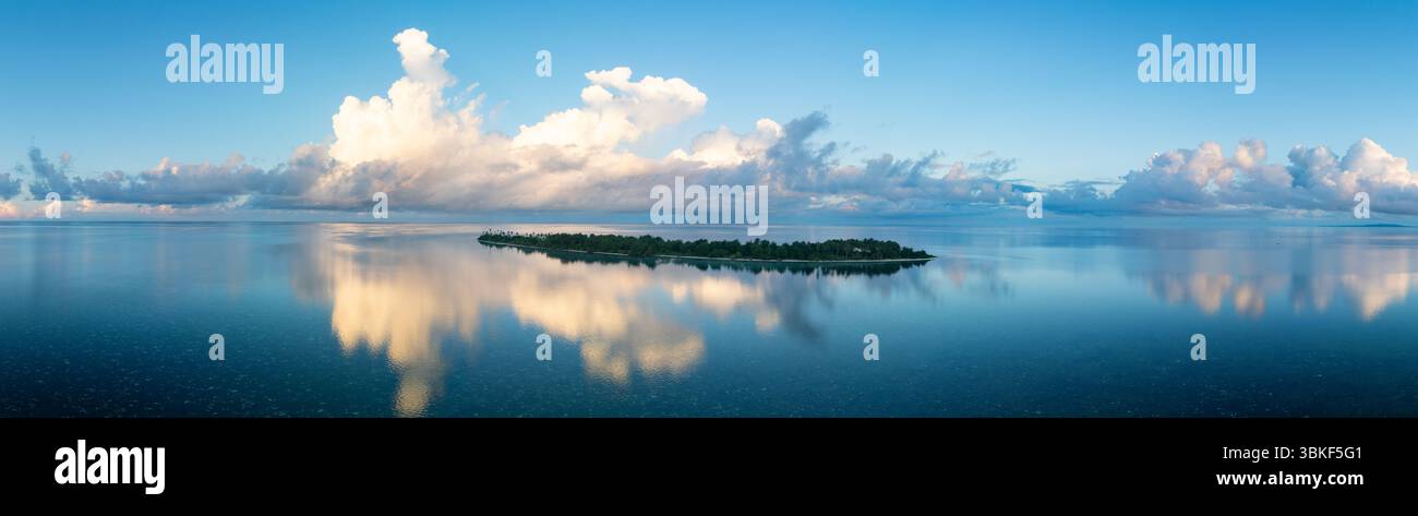 Ein ruhiger Sonnenuntergang erleuchtet eine idyllische Insel im Wakatobi-Nationalpark vor Sulawesi. Dies ist ein beliebtes Ziel für Taucher und Schnorchler. Stockfoto