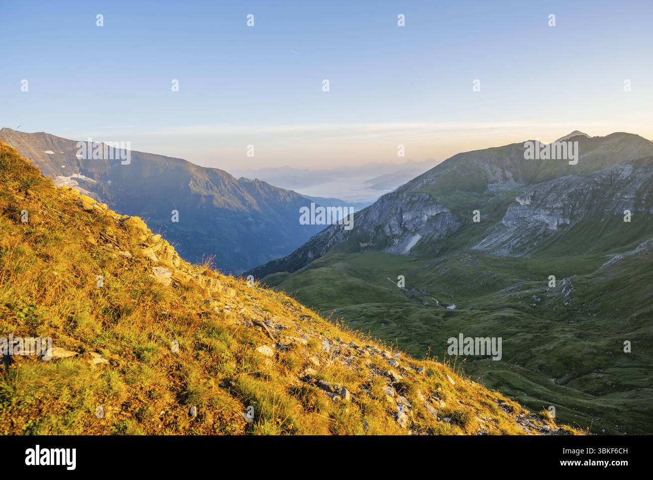 Sonnenaufgang in den Bergen an der Hochalpenstraße, Blick von Fuscher Toerl, Pinzgau, Salzburg, Österreich, Europa Stockfoto