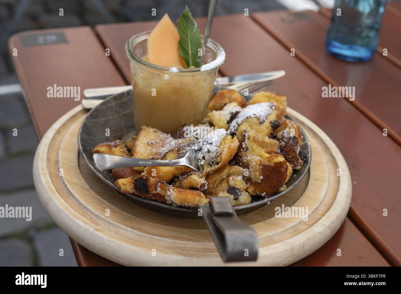 Kaiserschmarrn mit Apfelsauce in einer kleinen Pfanne serviert, Franken, Bayern, Deutschland, Europa Stockfoto