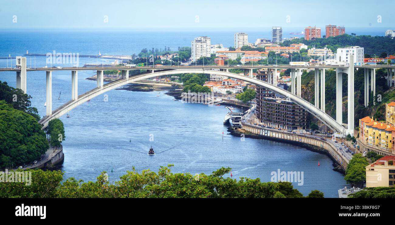 Blick auf die Ponte da Arrábida über den Fluss Douro, die letzte Brücke zwischen Porto und Vila Nova de Gaia, bevor sie in den Atlantik mündet Stockfoto
