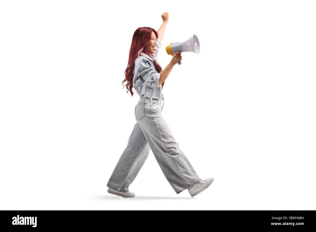 Asiatische Frau, die mit einem Megaphon spricht, isoliert auf weißem Hintergrund Stockfoto