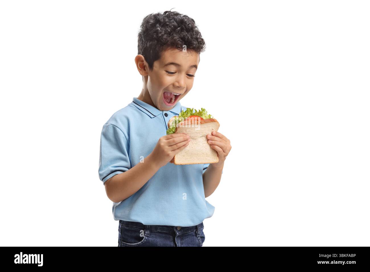 Ein aufgeregter Junge, der ein Sandwich auf weißem Hintergrund isst Stockfoto