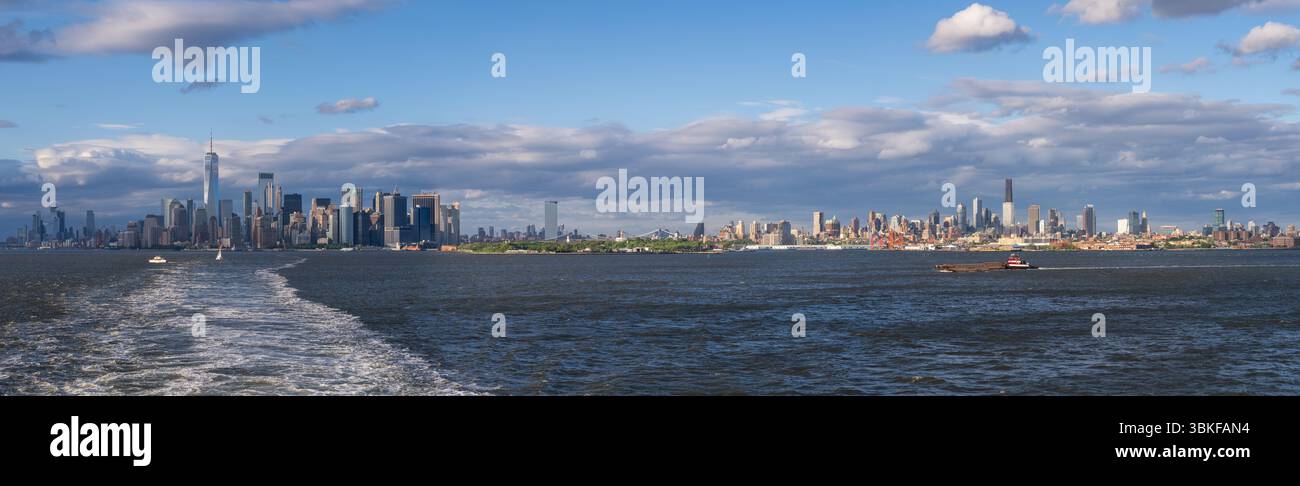 Breites Panorama von New York City und Brooklyn mit Red Hook vom Hudson River aus gesehen vom abfahrenden Kreuzfahrtschiff Stockfoto