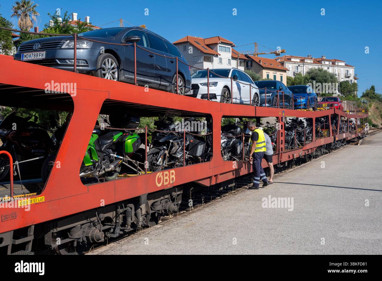 ÖBB Nightjet-Autozug von Split nach Wien, auf dem Bahnsteig am Bahnhof Split, Kroatien Stockfoto