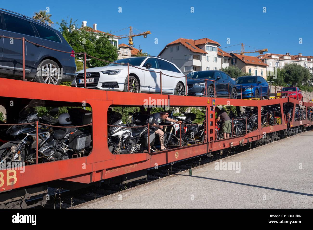 ÖBB Nightjet-Autozug von Split nach Wien, auf dem Bahnsteig am Bahnhof Split, Kroatien Stockfoto