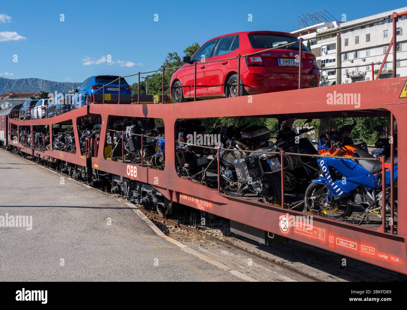 ÖBB Nightjet-Autozug von Split nach Wien, auf dem Bahnsteig am Bahnhof Split, Kroatien Stockfoto