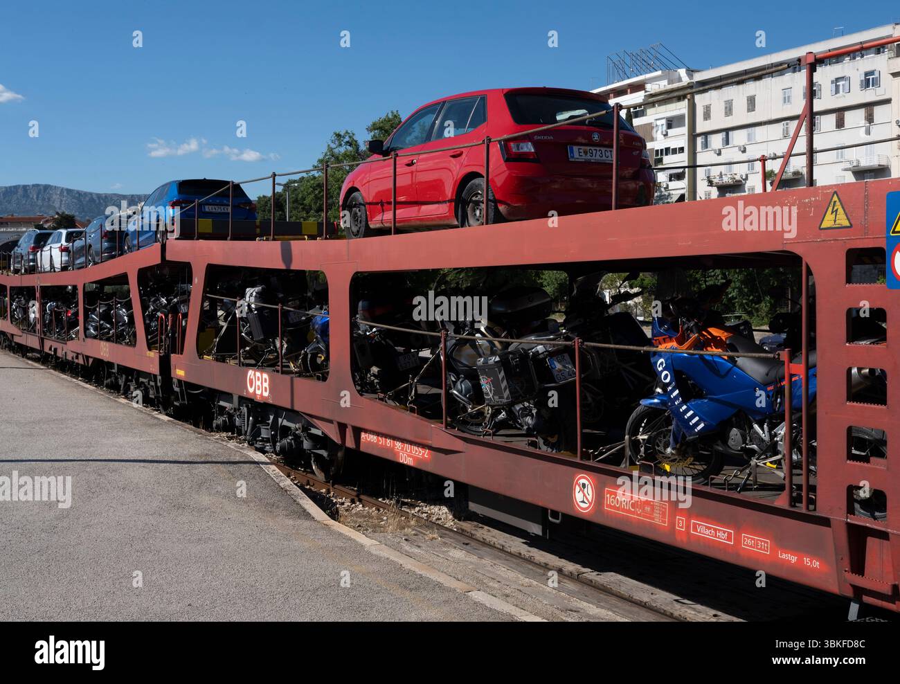 ÖBB Nightjet-Autozug von Split nach Wien, auf dem Bahnsteig am Bahnhof Split, Kroatien Stockfoto