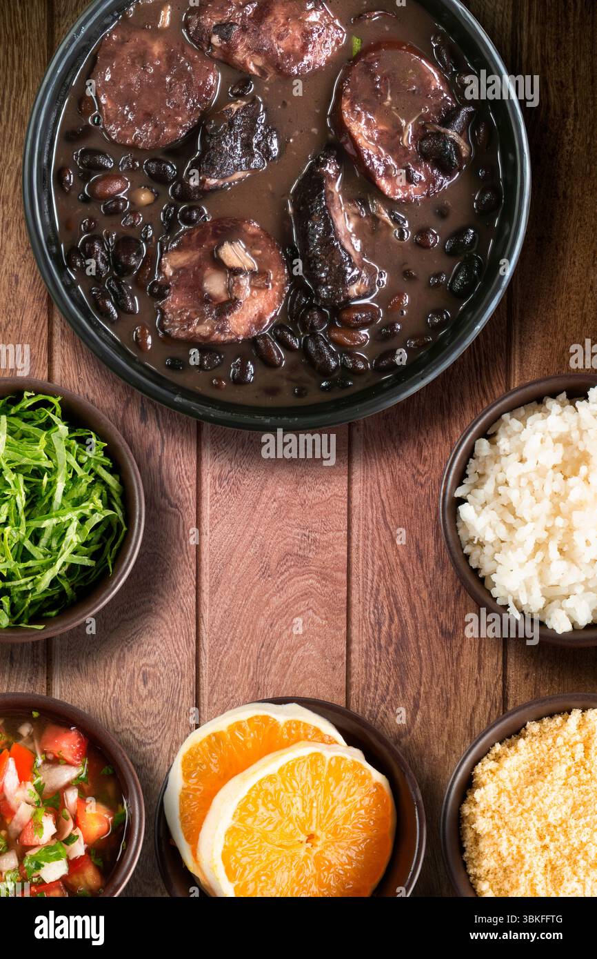 Traditionelle brasilianische Feijoada-Mahlzeit. Draufsicht. Stockfoto