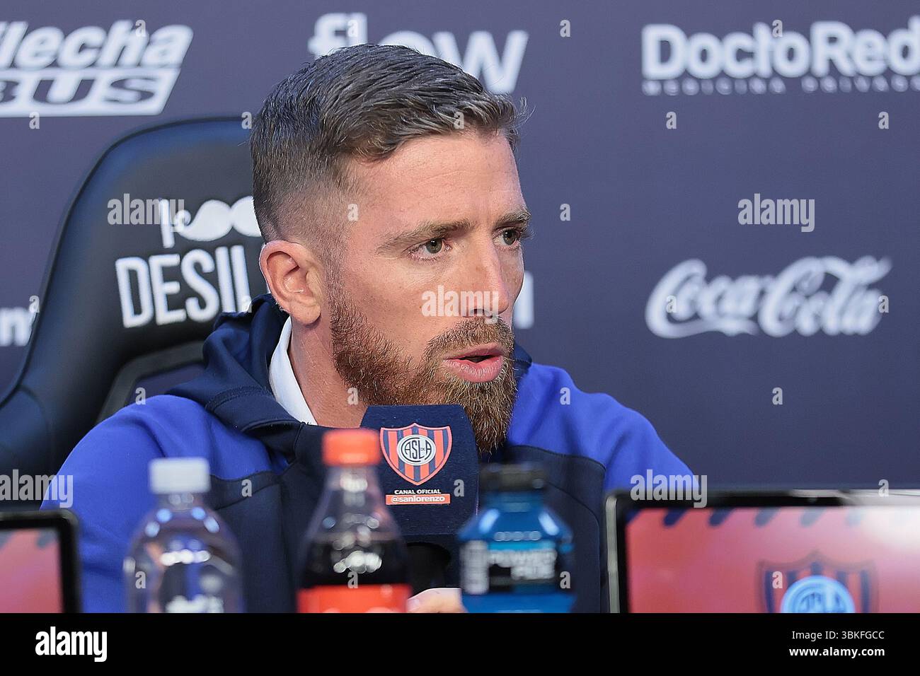 Buenos Aires, Argentinien – 20. Juni 2025: Der spanische Fußballspieler Iker Muniain kündigte seinen Rücktritt aus dem Profifußball offiziell an, während einer Pressekonferenz im Pedro Bidegain Stadion in San Lorenzo stattfand. Der ehemalige Athletic Bilbao-Star dankte dem Vereinsmanagement, den Teamkollegen und den Fans für die Unterstützung im letzten Kapitel seiner Karriere, das auf der argentinischen Seite endet. Sichtbar bewegt, sprach Muniain mit Zuneigung über den Club und sagte, er würde „mit dem auf seiner Seele tätowierten Trikot gehen“. FOTO: UNAR AGENCY/ALAMY NEWS Stockfoto