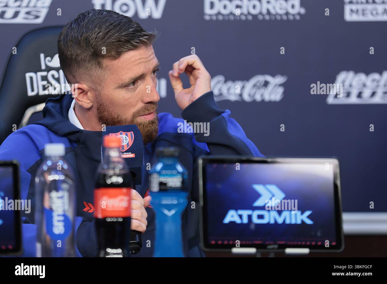 Buenos Aires, Argentinien – 20. Juni 2025: Der spanische Fußballspieler Iker Muniain kündigte seinen Rücktritt aus dem Profifußball offiziell an, während einer Pressekonferenz im Pedro Bidegain Stadion in San Lorenzo stattfand. Der ehemalige Athletic Bilbao-Star dankte dem Vereinsmanagement, den Teamkollegen und den Fans für die Unterstützung im letzten Kapitel seiner Karriere, das auf der argentinischen Seite endet. Sichtbar bewegt, sprach Muniain mit Zuneigung über den Club und sagte, er würde „mit dem auf seiner Seele tätowierten Trikot gehen“. FOTO: UNAR AGENCY/ALAMY NEWS Stockfoto