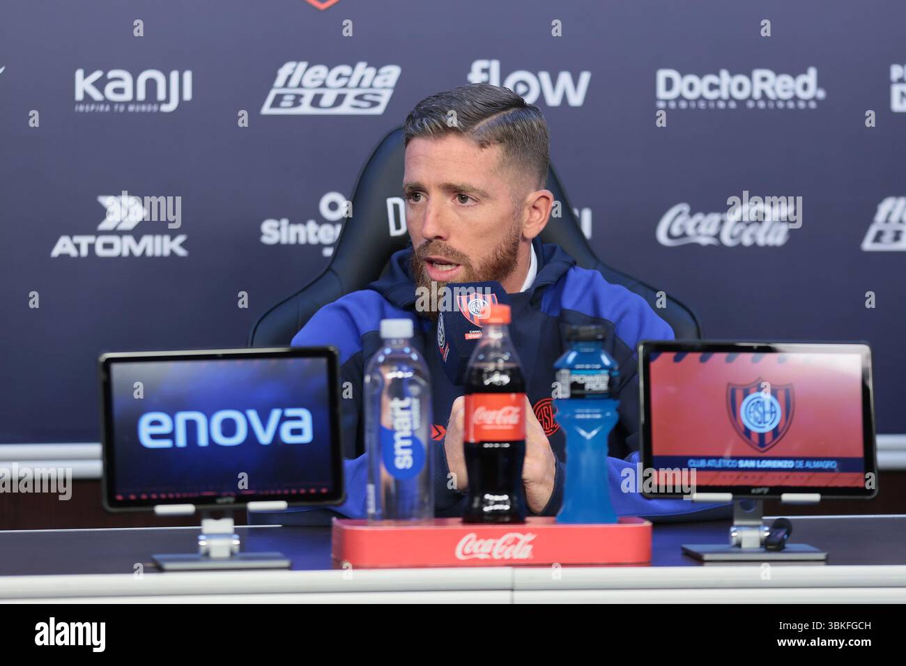 Buenos Aires, Argentinien – 20. Juni 2025: Der spanische Fußballspieler Iker Muniain kündigte seinen Rücktritt aus dem Profifußball offiziell an, während einer Pressekonferenz im Pedro Bidegain Stadion in San Lorenzo stattfand. Der ehemalige Athletic Bilbao-Star dankte dem Vereinsmanagement, den Teamkollegen und den Fans für die Unterstützung im letzten Kapitel seiner Karriere, das auf der argentinischen Seite endet. Sichtbar bewegt, sprach Muniain mit Zuneigung über den Club und sagte, er würde „mit dem auf seiner Seele tätowierten Trikot gehen“. FOTO: UNAR AGENCY/ALAMY NEWS Stockfoto
