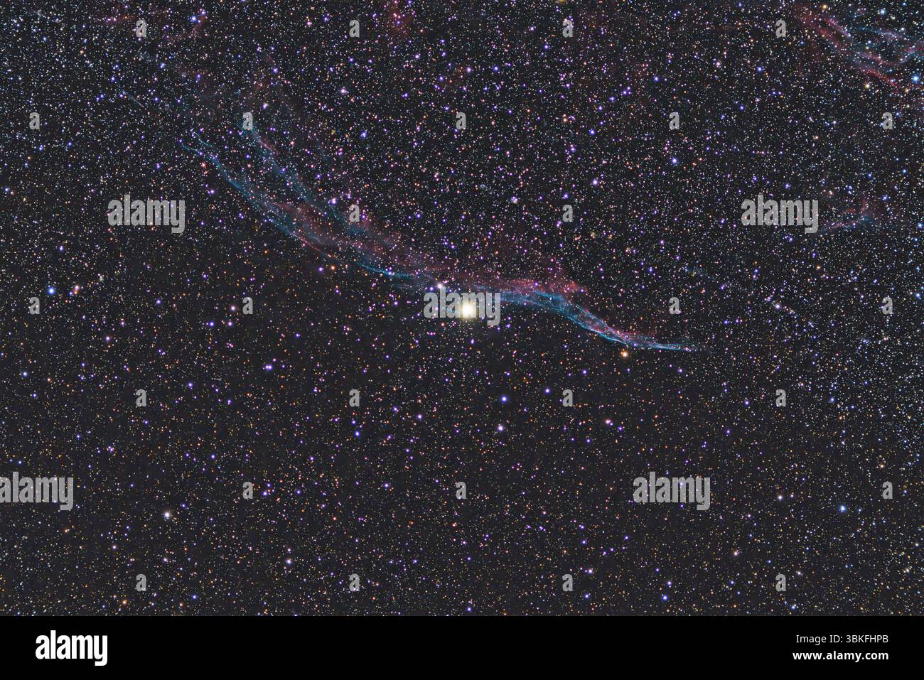 Der Western Veil Nebula ist ein Überrest der Supernova im Sternbild Cygnus. Sternkarte Nachthimmel Hintergründe Stockfoto