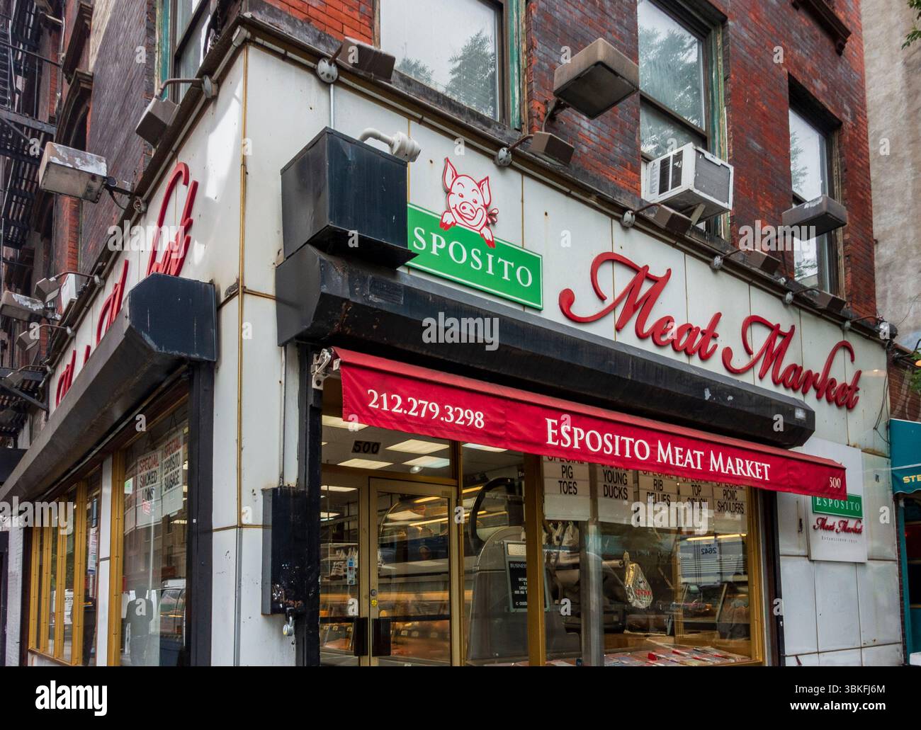 New York, NY - USA - 17. Juni 2025 der Esposito Meat Market in NYC verfügt über eine ikonische Ladenfront mit auffälligen Schildern, rotem Markise und frischem Fleisch sichtbar i Stockfoto