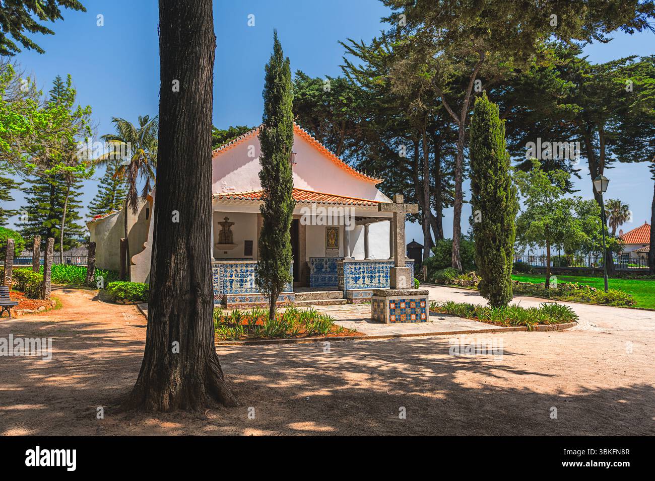 Cascais, Portugal, 20. April 2024: Das Museum dos Condes de Castro Guimaraes befindet sich in einer Gegend, in der sich die wichtigsten und bekanntesten Museen der Stadt befinden. Stockfoto