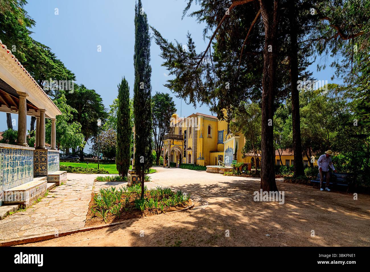 Cascais, Portugal, 20. April 2024: Das Museum dos Condes de Castro Guimaraes befindet sich in einer Gegend, in der sich die wichtigsten und bekanntesten Museen der Stadt befinden. Stockfoto