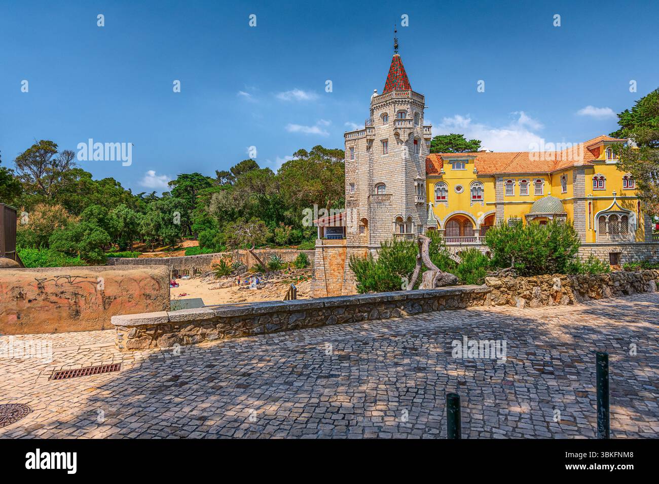 Cascais, Portugal, 20. April 2024: Das Museum dos Condes de Castro Guimaraes befindet sich in einer Gegend, in der sich die wichtigsten und bekanntesten Museen der Stadt befinden. Stockfoto