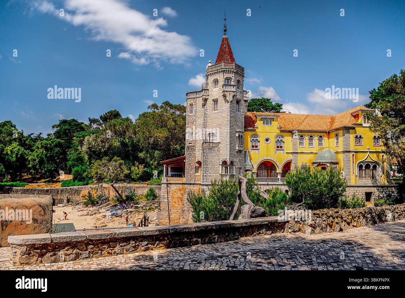 Cascais, Portugal, 20. April 2024: Das Museum dos Condes de Castro Guimaraes befindet sich in einer Gegend, in der sich die wichtigsten und bekanntesten Museen der Stadt befinden. Stockfoto