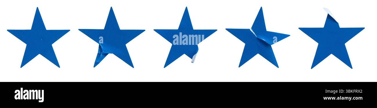 Ein Satz blauer, sternförmiger Papieraufkleber, isoliert auf weißem Hintergrund. Stockfoto