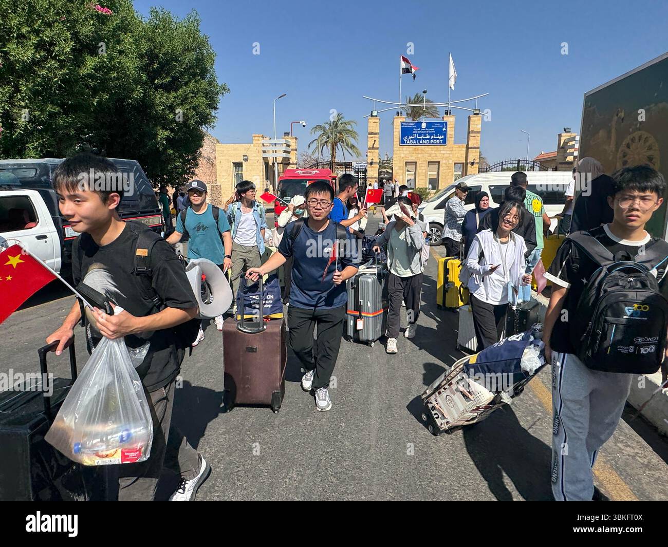 Peking, China. Juni 2025. Chinesische Staatsbürger, die aus Israel evakuiert wurden, sind am 19. Juni 2025 am Grenzübergang Taba in der ägyptischen Provinz Süd-Sinai zu sehen. 119 chinesische Staatsbürger wurden am Donnerstag über den Grenzübergang Taba in der ägyptischen Provinz Süd-Sinai von Israel nach Ägypten evakuiert. Nach Abschluss der notwendigen Verfahren kamen die Evakuierten gegen 15:30 Uhr Ortszeit (12:30 Uhr GMT) nach Ägypten und wurden dann in Busse geführt. Quelle: Ahmed Gomaa/Xinhua/Alamy Live News Stockfoto