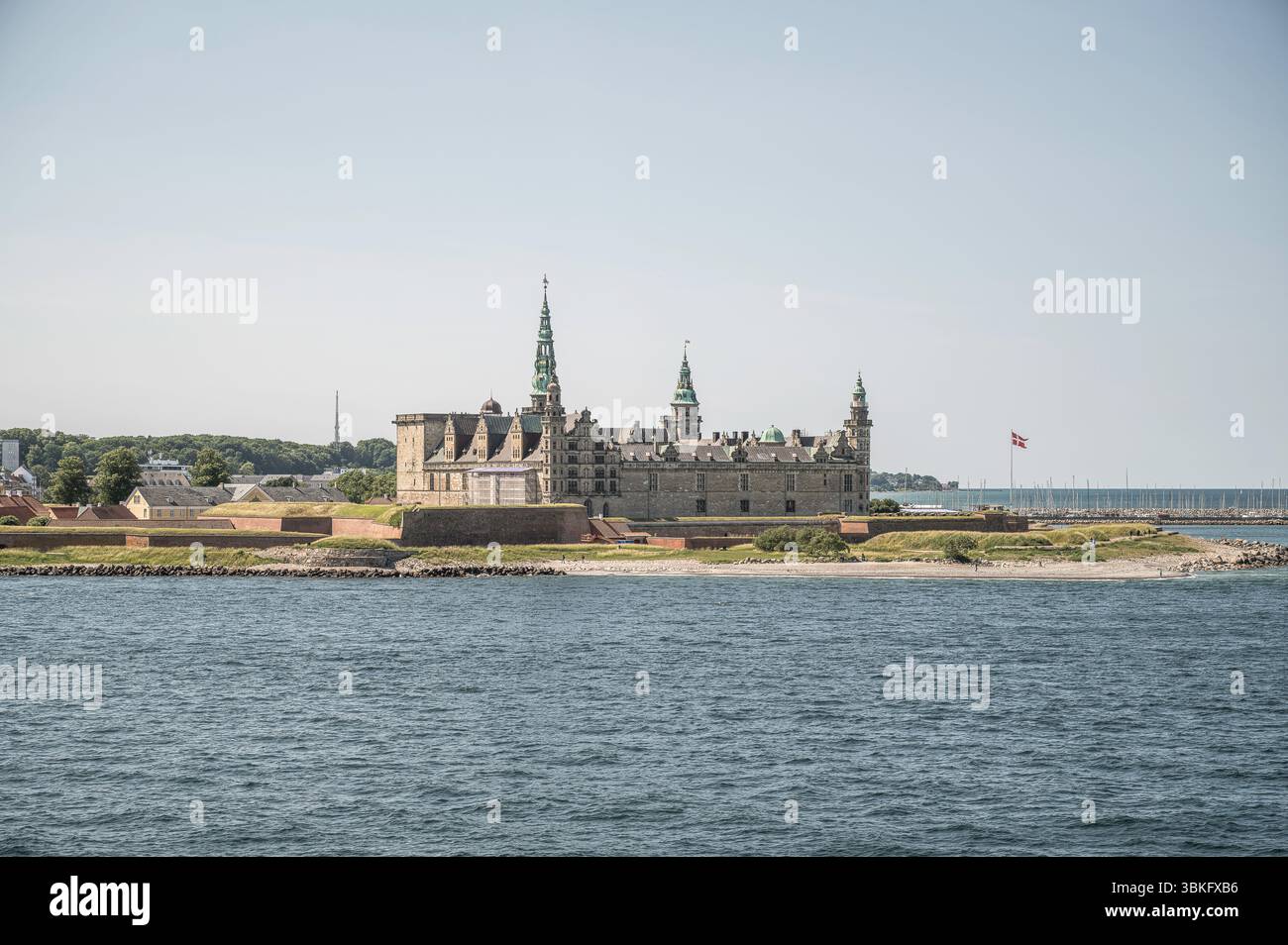 Schloss Kronborg in Helsingør, Dänemarks ikonische Renaissance-Festung und Hamlets legendäres Zuhause, steht stolz an der Straße von Øresund, die zum UNESCO-Weltkulturerbe gehört Stockfoto